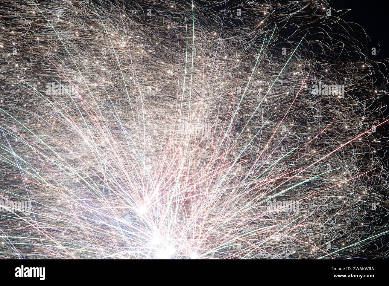 photo avec feux d'artifice pour accueillir la nouvelle année, fleurs légères dans le ciel, célébration de vacances, peinture légère Banque D'Images