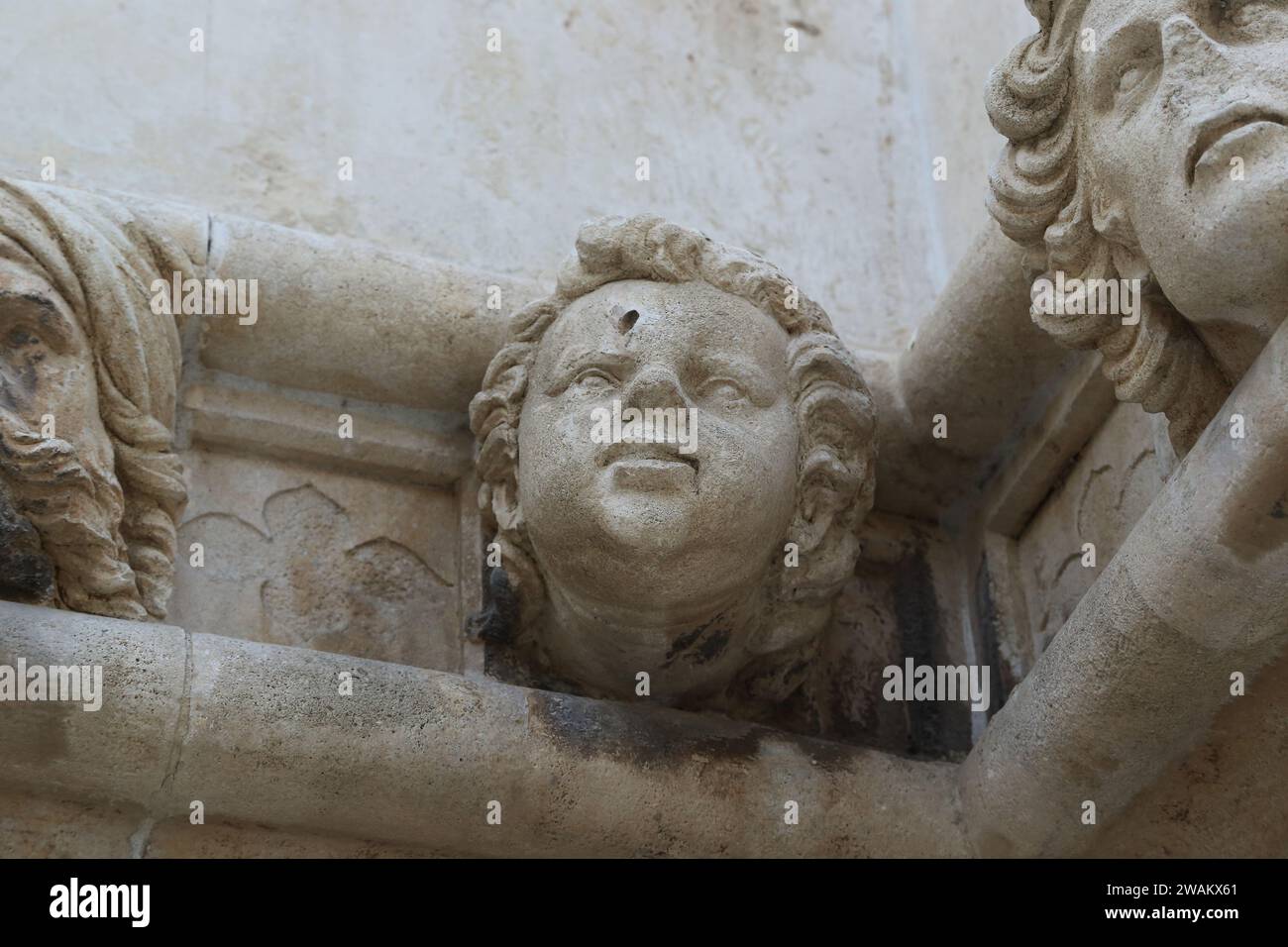 SIBENIK, CROATIE - 9 SEPTEMBRE 2016 : fragment d'une frise avec l'une des 71 sculptures de visages à l'extérieur de l'abside de la Cathedra Banque D'Images