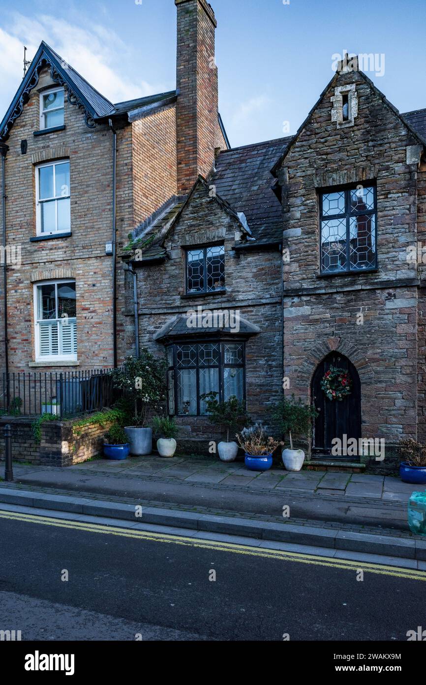 Llandaff High Street, maison avec pots de fleurs à l'extérieur. Scène de rue galloise, logement. Maisons. Restrictions de stationnement. Banque D'Images