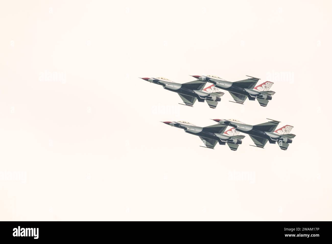 L'équipe de démonstration Thunderbird de l'USAF pilotant des chasseurs à réaction F-16 Fighting Falcon au-dessus de traverse City, Michigan, États-Unis le 1 juillet 2023. Banque D'Images