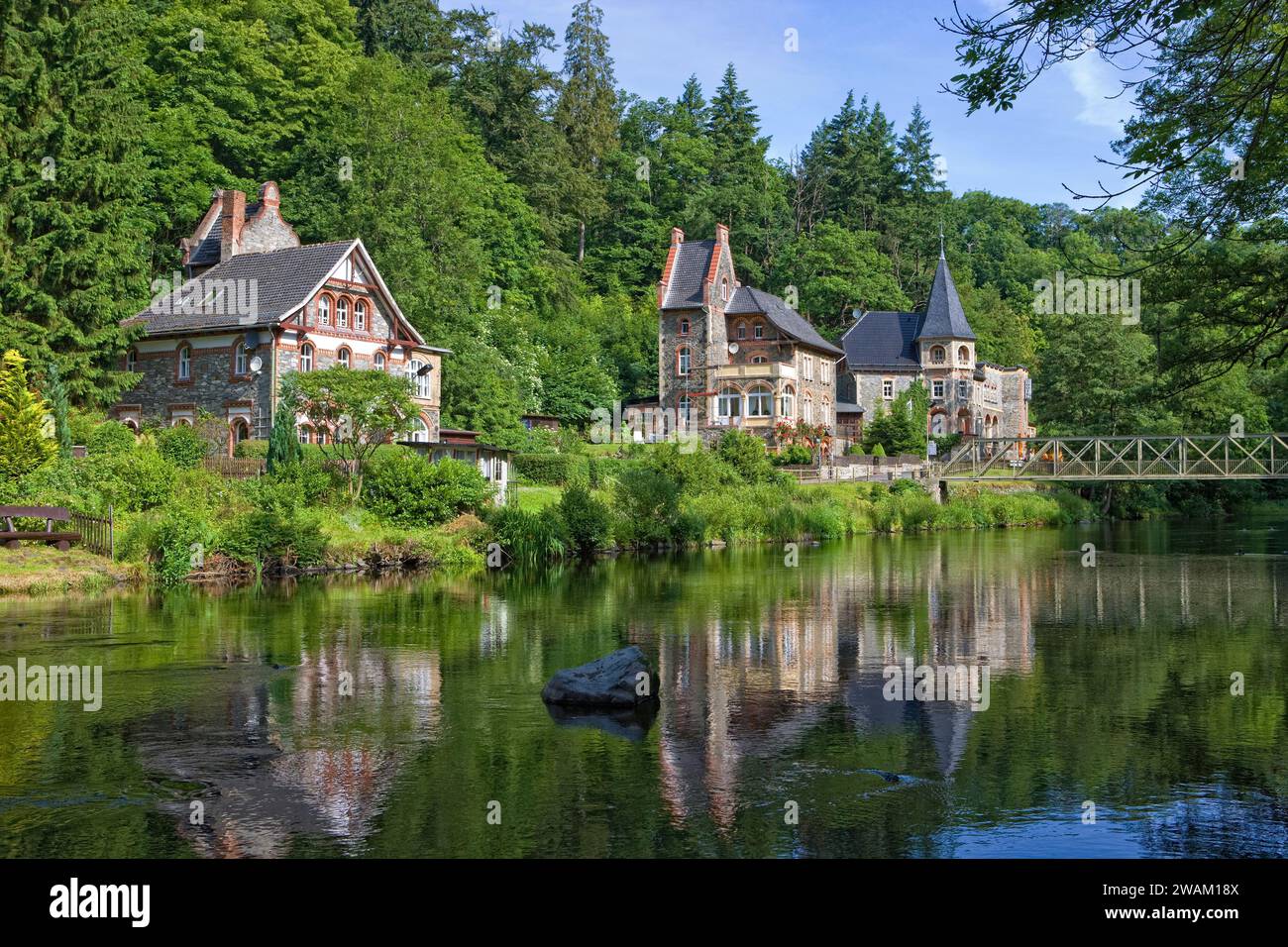 Maisons sur la rivière Bode, village de Treseburg, vallée Bodetal, Harz district, Saxe-Anhalt, Allemagne, Europe Banque D'Images