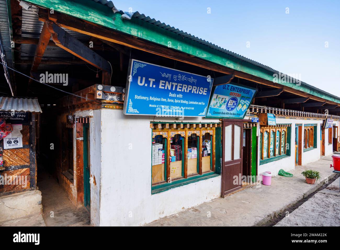 Une rangée de magasins locaux typiques dans magasins locaux dans la ville de Chamkhar, Bumthang, dans la région du centre-est du Bhoutan Banque D'Images