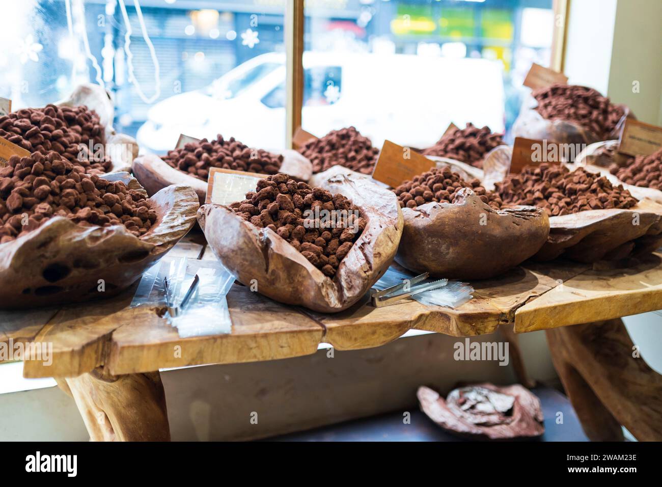 chocolats faits à la main dans des bols en bois Banque D'Images