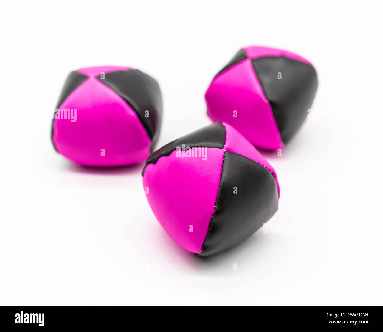 Trois sacs colorés de boules de jonglage sur un fond blanc Banque D'Images