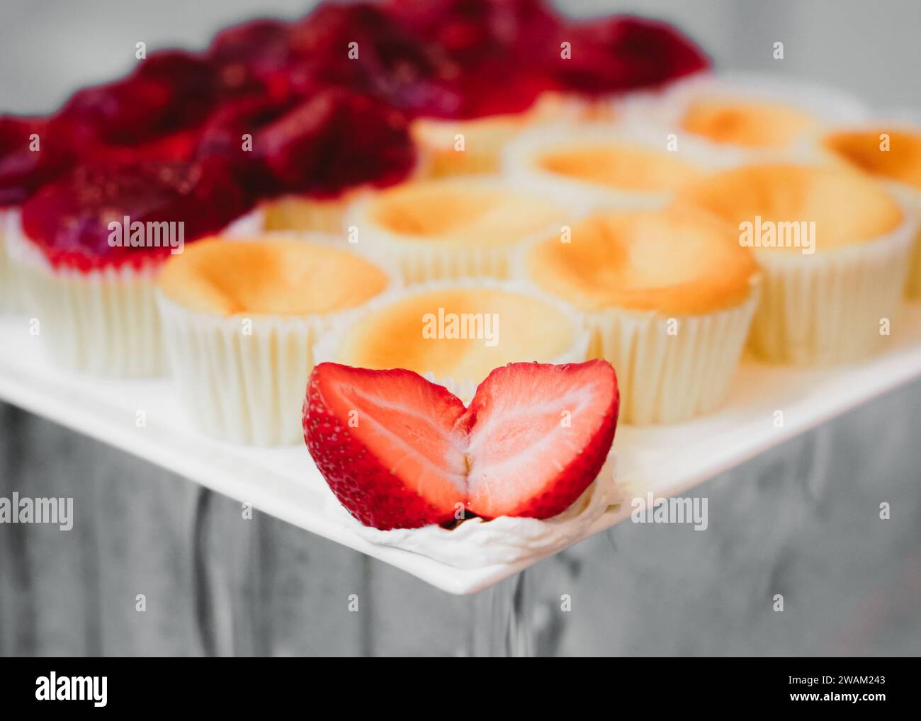 Plateau à dessert fraises en forme de coeur Banque D'Images