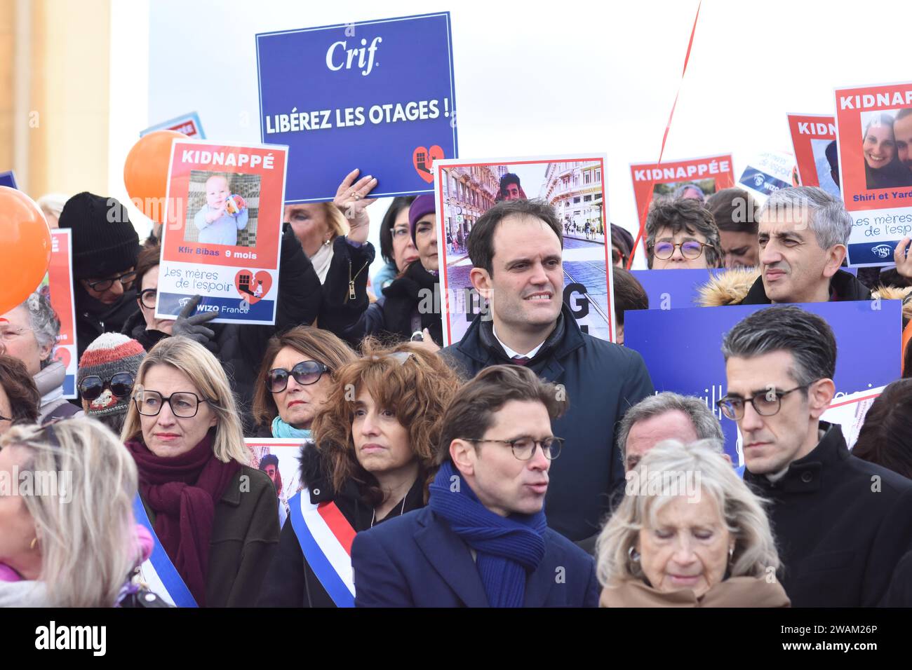 Comme tous les vendredis midi à Paris une centaine de personnes se sont rassemblés pour exiger la libération des otages. M.Sifaoui J.Guedj F.Szpiner Banque D'Images