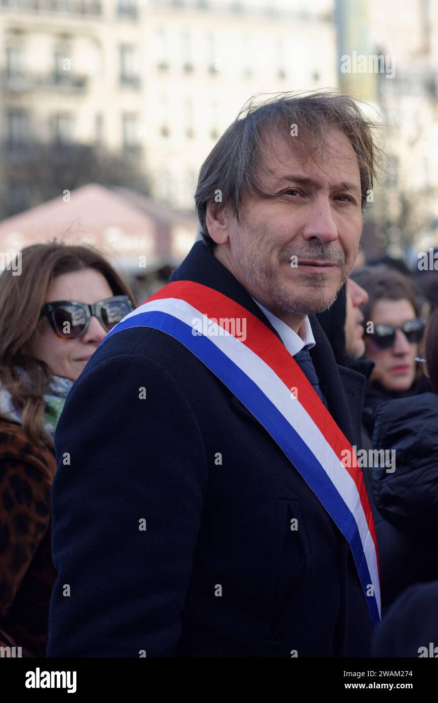 Comme tous les vendredis midi à Paris une centaine de personnes se sont rassemblés pour exiger la libération des otages. M.Sifaoui J.Guedj F.Szpiner Banque D'Images