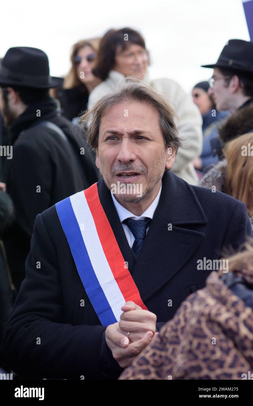 Comme tous les vendredis midi à Paris une centaine de personnes se sont rassemblés pour exiger la libération des otages. M.Sifaoui J.Guedj F.Szpiner Banque D'Images