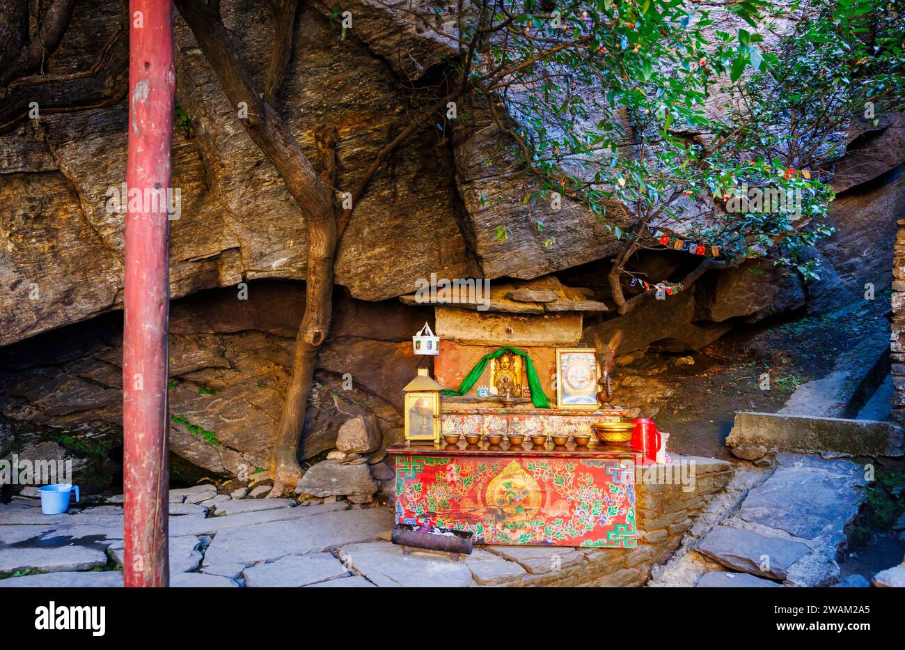 Un petit autel à Paro Taktsang (monastère de Taktsang Palphug, nid de tigre), un site sacré bouddhiste de Vajrayana himalaya à flanc de falaise, vallée de Paro, Bhoutan Banque D'Images