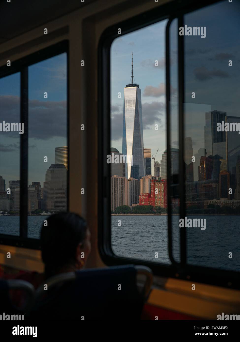 Passager sur le ferry de New York regardant par la fenêtre au One World Trade Centre New York Banque D'Images
