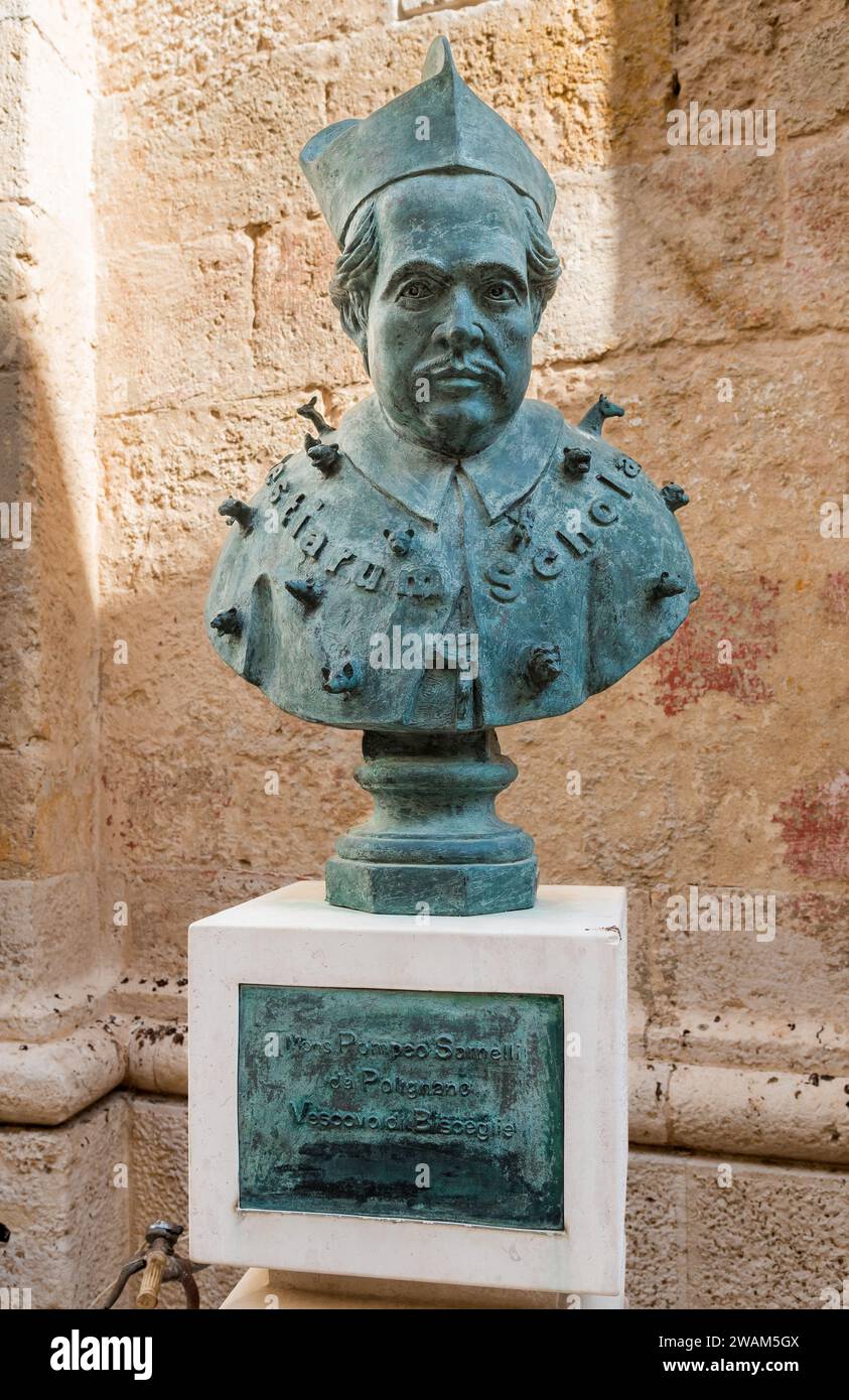 Polignano a Mare, Pouilles, Italie - 4 octobre 2023 : Monument à Monseigneur Pompeo Sarnelli évêque dans le centre historique de Polignano a Mare. Banque D'Images