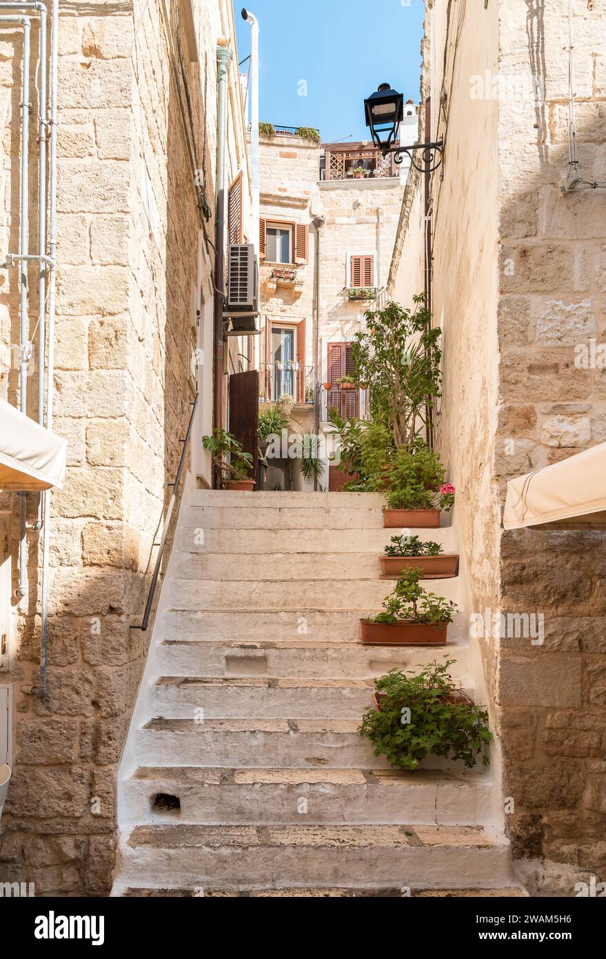 Rues étroites dans le centre historique du village de Polignano a Mare, dans la province de Bari, Pouilles, Italie Banque D'Images