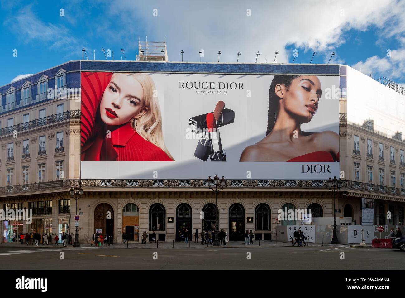 Panneau publicitaire pour le nouveau rouge à lèvres Rouge Dior de Dior recouvrant les échafaudages des travaux de restauration sur la façade d’un immeuble parisien Banque D'Images