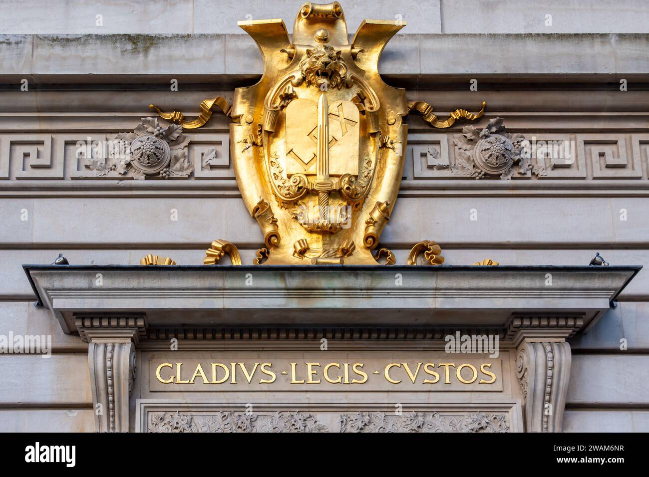 Armoiries dorées sur la façade du Palais de Justice de Paris avec la devise latine 'Gladius legis custoss' (c'est-à-dire : 'l'épée gardienne de la loi') Banque D'Images