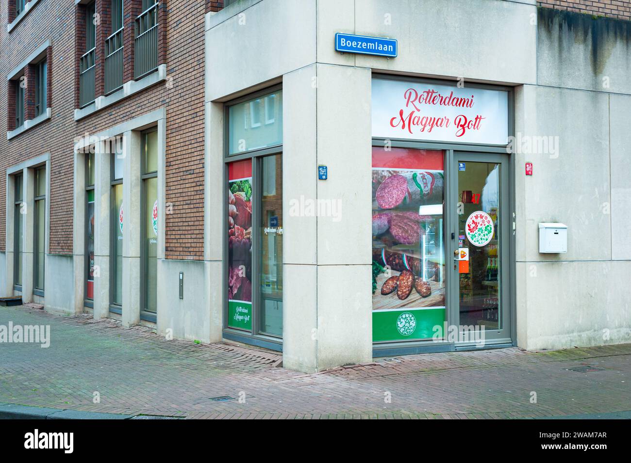 Magasin d'alimentation hongrois ¨Rotterdami Magyar Bolt¨ avec des couleurs dans le drapeau hongrois à Boezemlaan à Rotterdam, aux pays-Bas. Banque D'Images