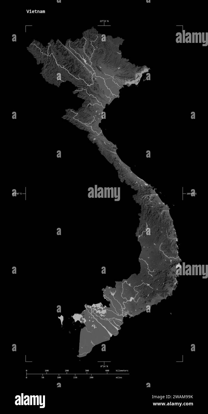 Forme d'une carte d'altitude en niveaux de gris avec les lacs et les rivières du Vietnam, avec l'échelle de distance et les coordonnées de la frontière de la carte, isolé sur noir Banque D'Images