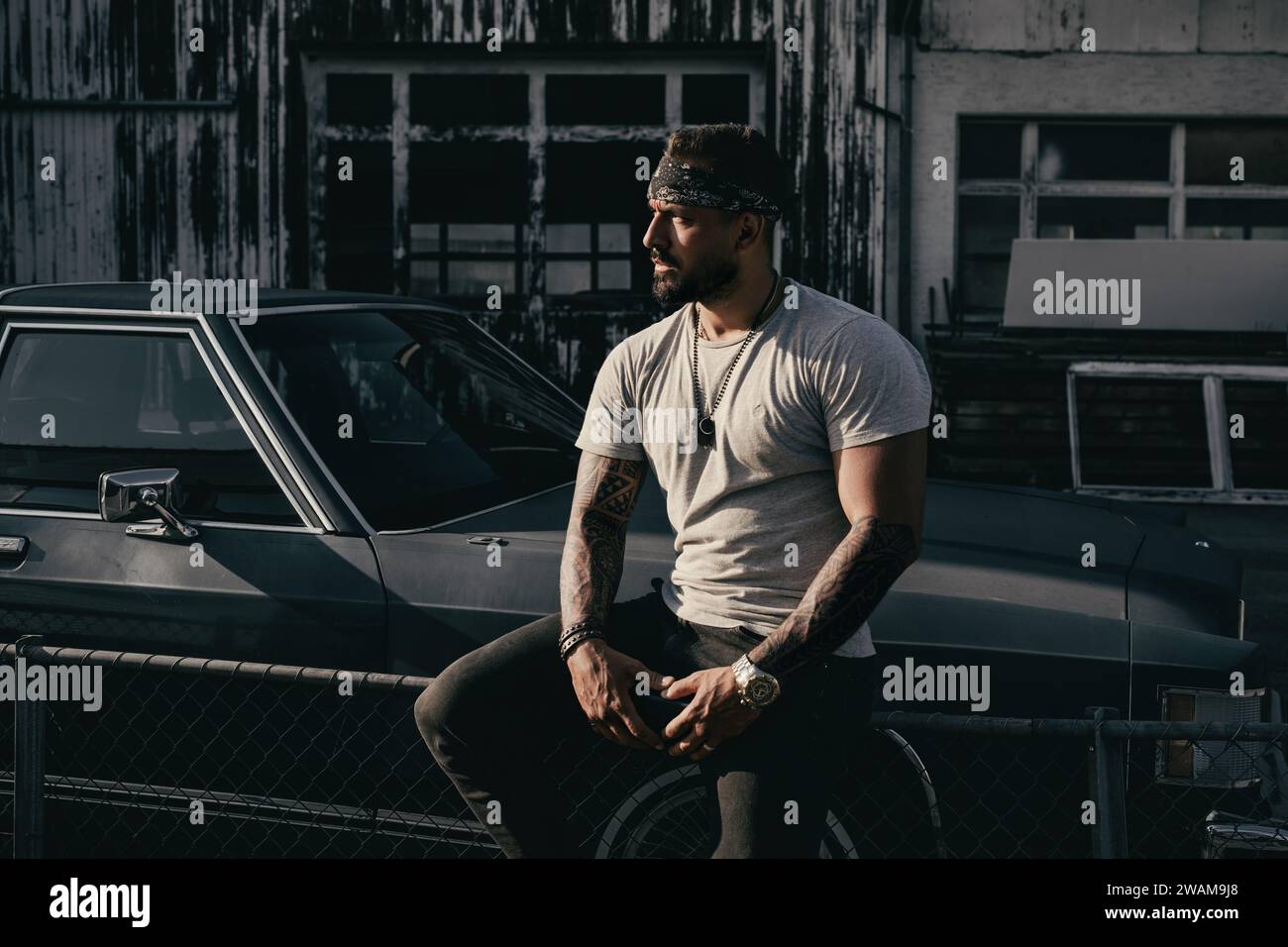 Gangster tatoué dans la rue. Criminalité, problèmes sociaux, drogues. Membres de gangs hispaniques. Style gangster. Gangster hispanique. Voleur dangereux. Gangster mauvais Banque D'Images