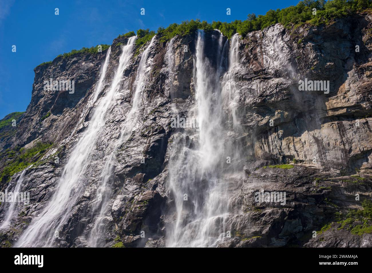 La cascade Seven Sisters tire son nom, les sept ruisseaux séparés, le plus haut mesure 250 mètres. La cascade est située à Geirangerfjor Banque D'Images