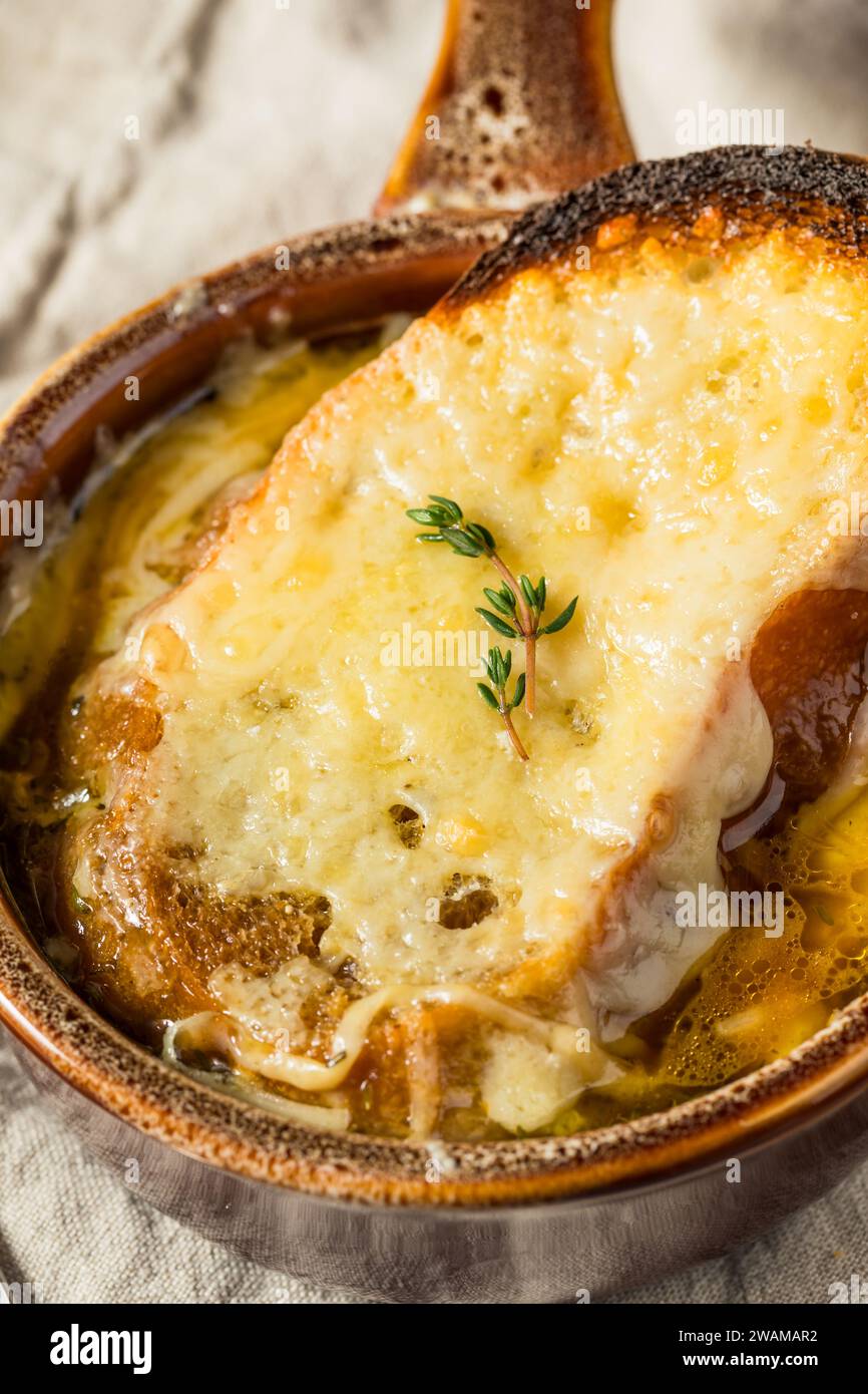 Soupe à l'oignon française maison avec fromage et pain Banque D'Images