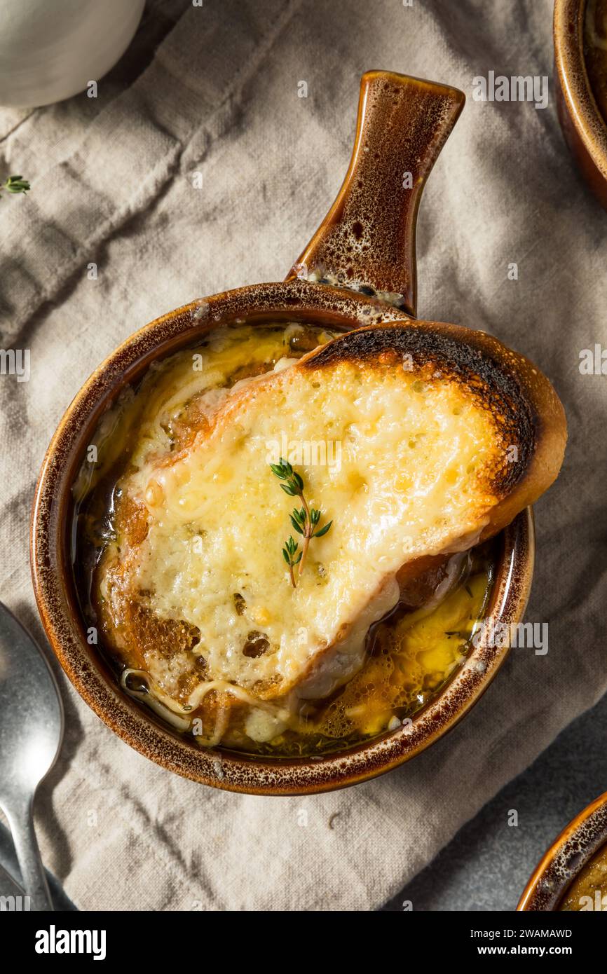 Soupe à l'oignon française maison avec fromage et pain Banque D'Images