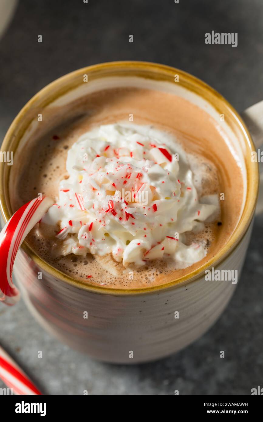 Chocolat chaud Cocao à la menthe poivrée et à la crème fouettée Banque D'Images