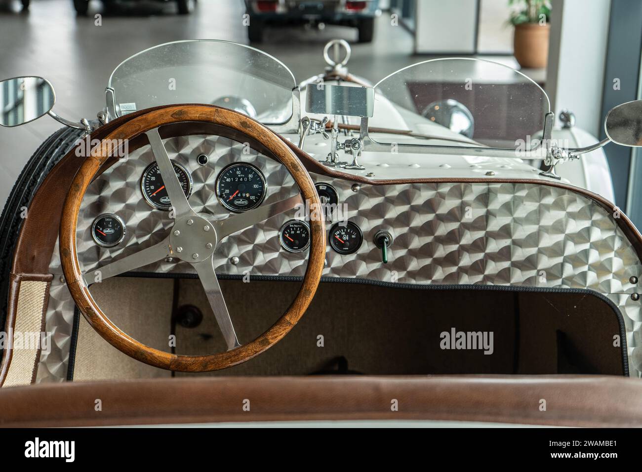 Volant et tableau de bord d'une réplique de Bugatti Type 35B 1970 au showroom E&R Classics, Waalwijk, pays-Bas Banque D'Images