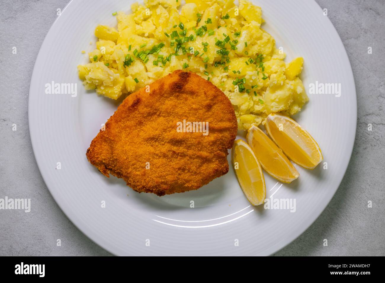Escalope de poulet au couscous et au citron Banque D'Images
