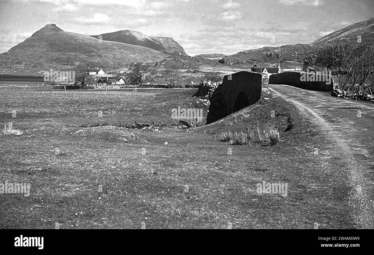 Années 1950, historique, une vue d'Assynt, une zone peu peuplée dans Sutherland, les Highlands écossais, Écosse, Royaume-Uni, montrant son paysage vallonné distinctif. Banque D'Images