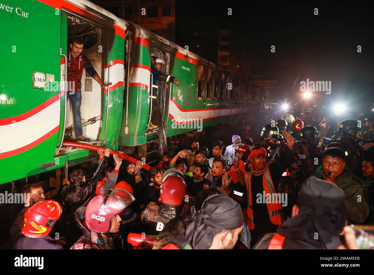 Dhaka, Bangladesh. 5 janvier 2024. Au moins quatre personnes sont mortes dans un incendie qui a éclaté dans quatre compartiments d'un train de voyageurs dans la région de Gopibagh, à Dhaka, au Bangladesh, le 5 janvier 2024. L'incident s'est produit vers 9:00 heures alors que le train Benapole Express se dirigeait vers la gare de Kamalapur à Dhaka. Les pompiers et la défense civile ont déclaré que les mécréants avaient mis le feu à quatre compartiments. Sept unités de lutte contre les incendies se sont précipitées sur place et ont réussi à maîtriser l'incendie vers 10:20 heures. Crédit : ZUMA Press, Inc./Alamy Live News Banque D'Images