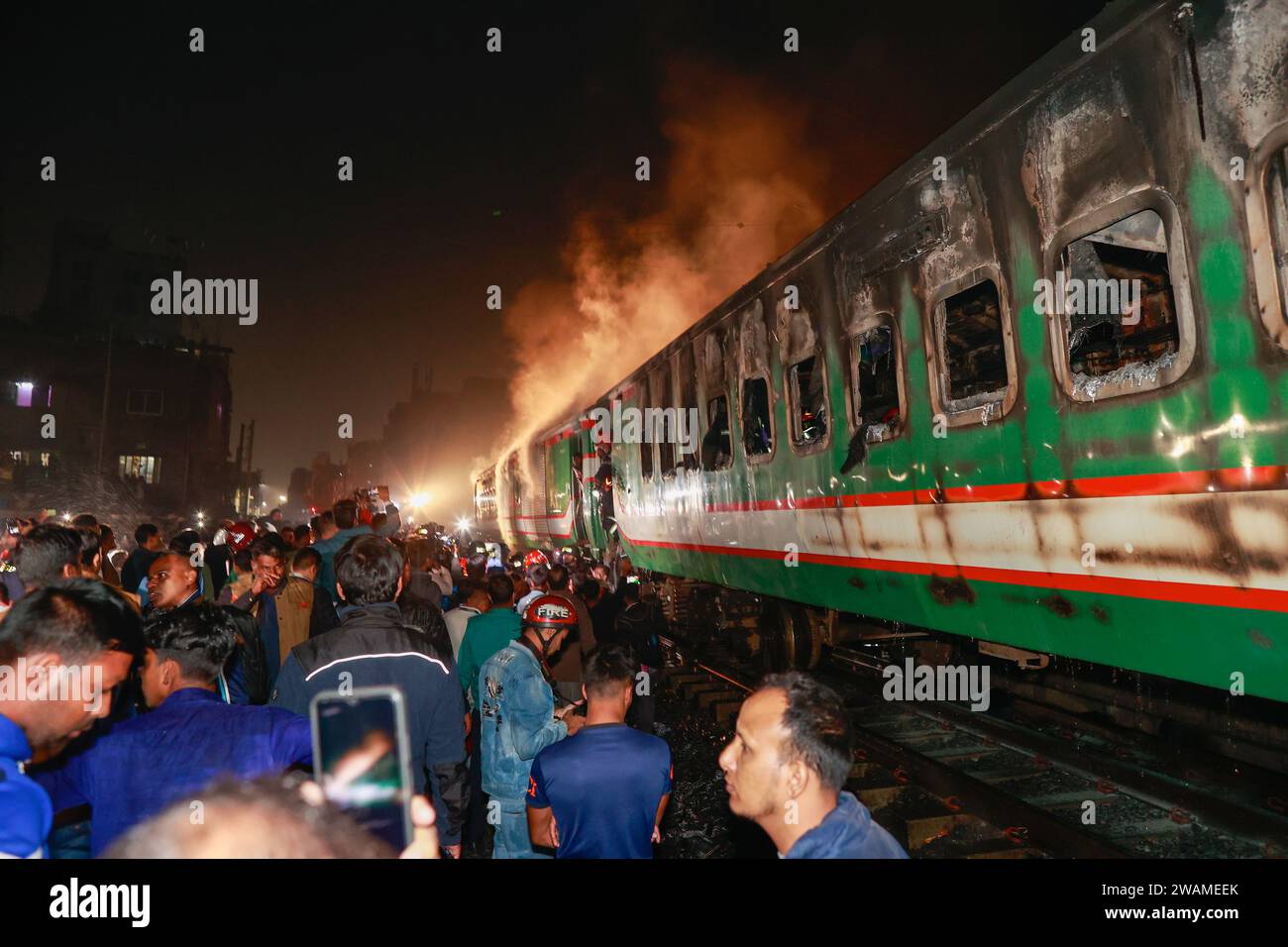 Dhaka, Bangladesh. 5 janvier 2024. Au moins quatre personnes sont mortes dans un incendie qui a éclaté dans quatre compartiments d'un train de voyageurs dans la région de Gopibagh, à Dhaka, au Bangladesh, le 5 janvier 2024. L'incident s'est produit vers 9:00 heures alors que le train Benapole Express se dirigeait vers la gare de Kamalapur à Dhaka. Les pompiers et la défense civile ont déclaré que les mécréants avaient mis le feu à quatre compartiments. Sept unités de lutte contre les incendies se sont précipitées sur place et ont réussi à maîtriser l'incendie vers 10:20 heures. Crédit : ZUMA Press, Inc./Alamy Live News Banque D'Images