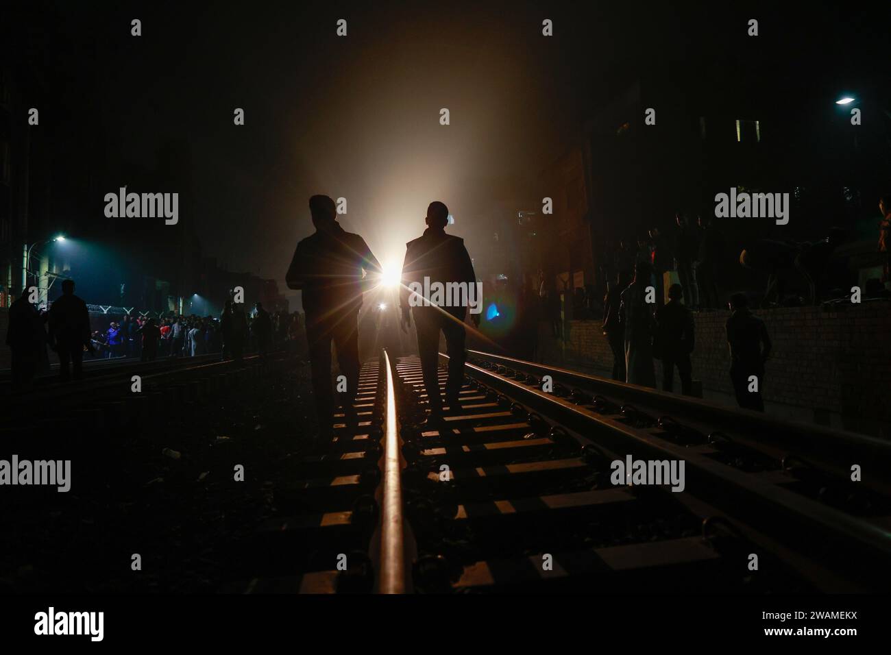 Dhaka, Bangladesh. 5 janvier 2024. Au moins quatre personnes sont mortes dans un incendie qui a éclaté dans quatre compartiments d'un train de voyageurs dans la région de Gopibagh, à Dhaka, au Bangladesh, le 5 janvier 2024. L'incident s'est produit vers 9:00 heures alors que le train Benapole Express se dirigeait vers la gare de Kamalapur à Dhaka. Les pompiers et la défense civile ont déclaré que les mécréants avaient mis le feu à quatre compartiments. Sept unités de lutte contre les incendies se sont précipitées sur place et ont réussi à maîtriser l'incendie vers 10:20 heures. Crédit : ZUMA Press, Inc./Alamy Live News Banque D'Images