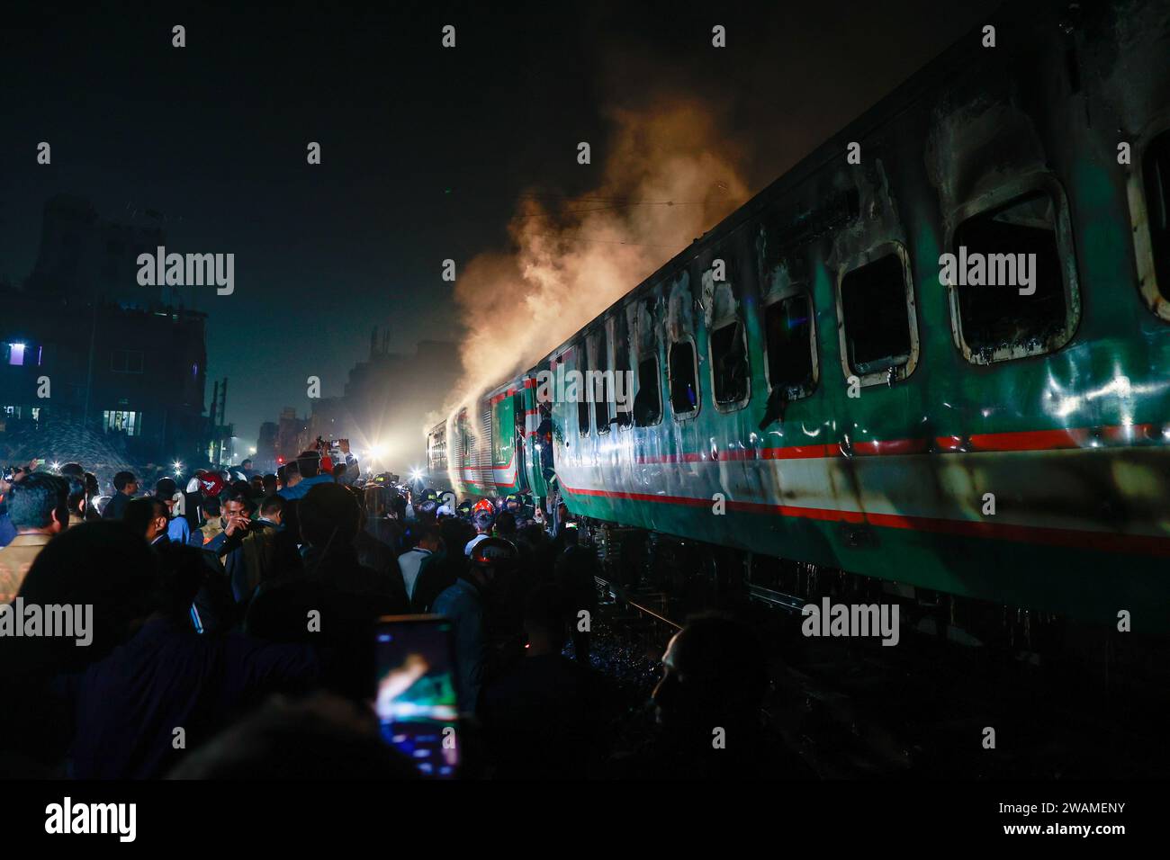 Dhaka, Bangladesh. 5 janvier 2024. Au moins quatre personnes sont mortes dans un incendie qui a éclaté dans quatre compartiments d'un train de voyageurs dans la région de Gopibagh, à Dhaka, au Bangladesh, le 5 janvier 2024. L'incident s'est produit vers 9:00 heures alors que le train Benapole Express se dirigeait vers la gare de Kamalapur à Dhaka. Les pompiers et la défense civile ont déclaré que les mécréants avaient mis le feu à quatre compartiments. Sept unités de lutte contre les incendies se sont précipitées sur place et ont réussi à maîtriser l'incendie vers 10:20 heures. Crédit : ZUMA Press, Inc./Alamy Live News Banque D'Images