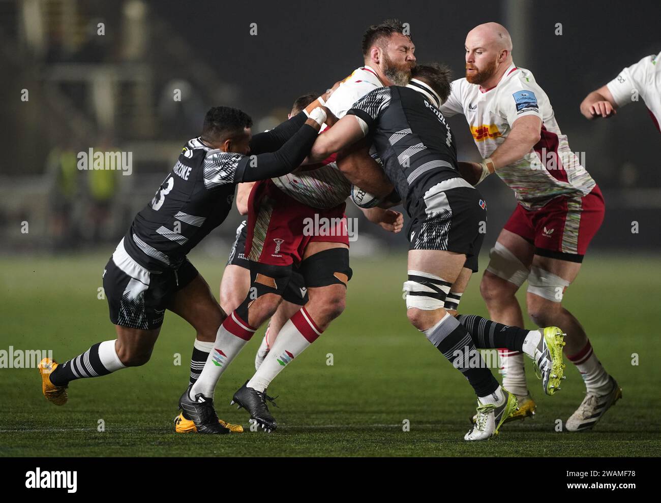 Irne Herbst des Harlequins en action avec George Wacokecoke des Newcastle Falcons (à gauche) et Guy Pepper lors du Gallagher Premiership Match au Kingston Park Stadium, Newcastle upon Tyne. Date de la photo : Vendredi 5 janvier 2024. Banque D'Images