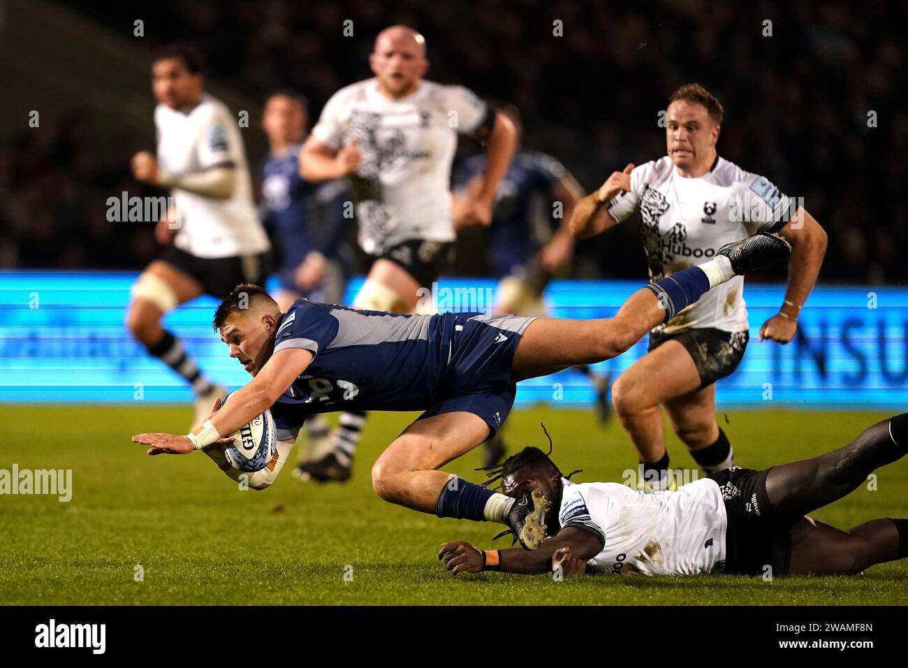 Joseph Carpenter de sale Sharks est attaqué par Gabriel Ibitoye des Bristol Bears (à droite) lors du Gallagher Premiership Match au stade AJ Bell de Salford. Date de la photo : Vendredi 5 janvier 2024. Banque D'Images