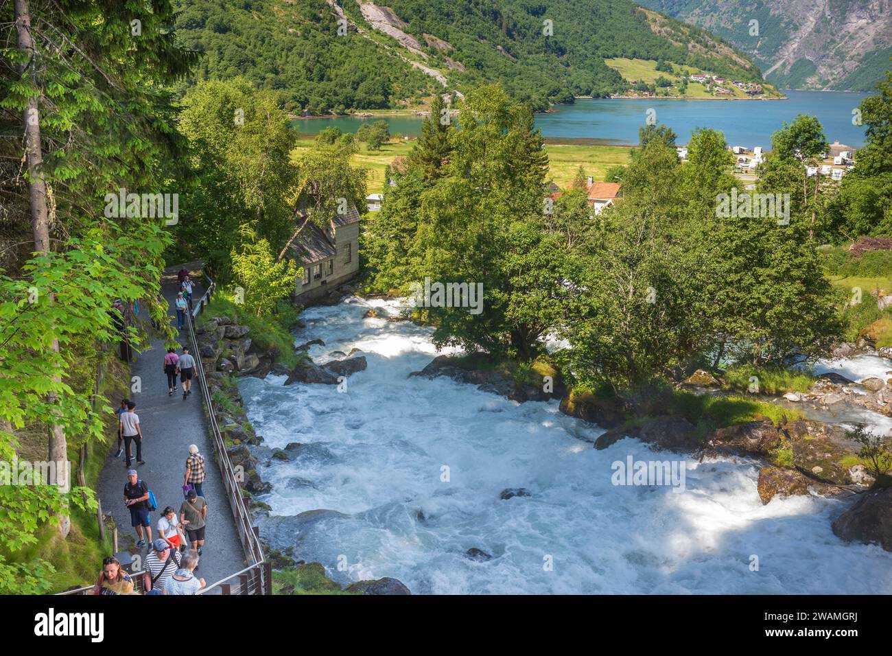 Geiranger, Norvège, 26 juin 2023 : la Waterfall Walk est une série de marches, de plateaux et de points de vue, et une vue rapprochée de Storfossen Waterfall, qui court f Banque D'Images