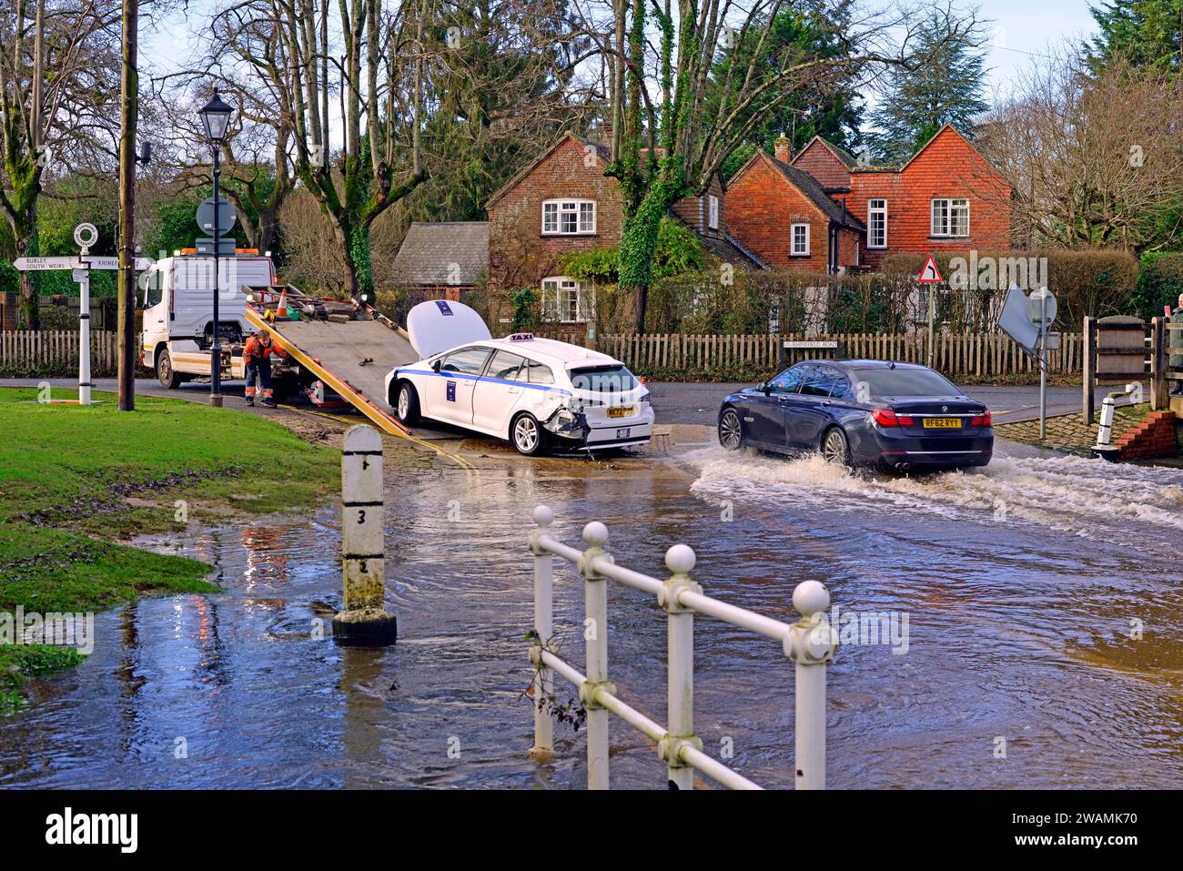 Récupération d'un véhicule abandonné du Ford à Brookley Road Brockenhurst New Forest après la tempête Henk qui a causé d'importantes inondations. Banque D'Images