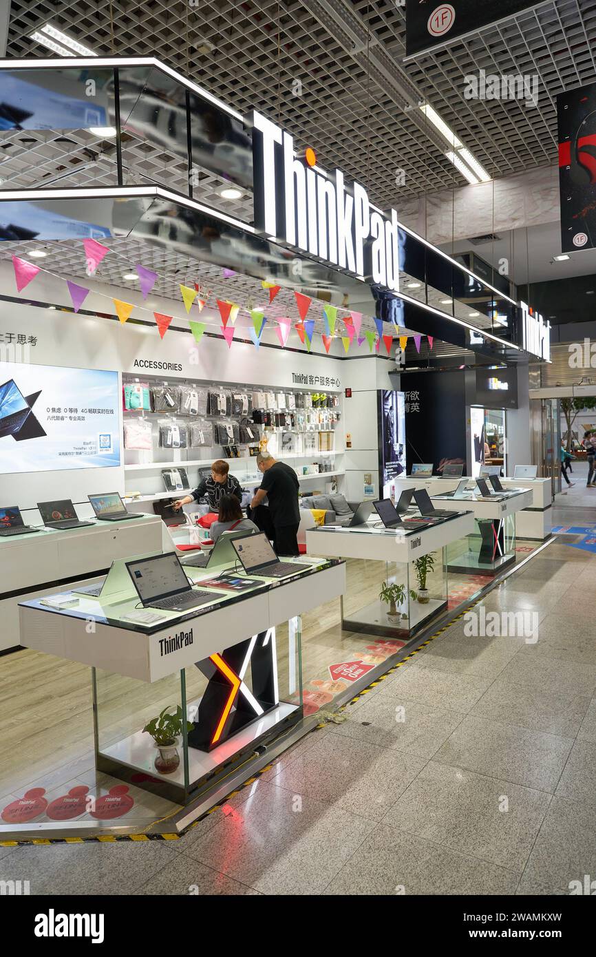 SHENZHEN, CHINE - 21 NOVEMBRE 2019 : marchandises exposées en magasin à Shenzhen. Banque D'Images