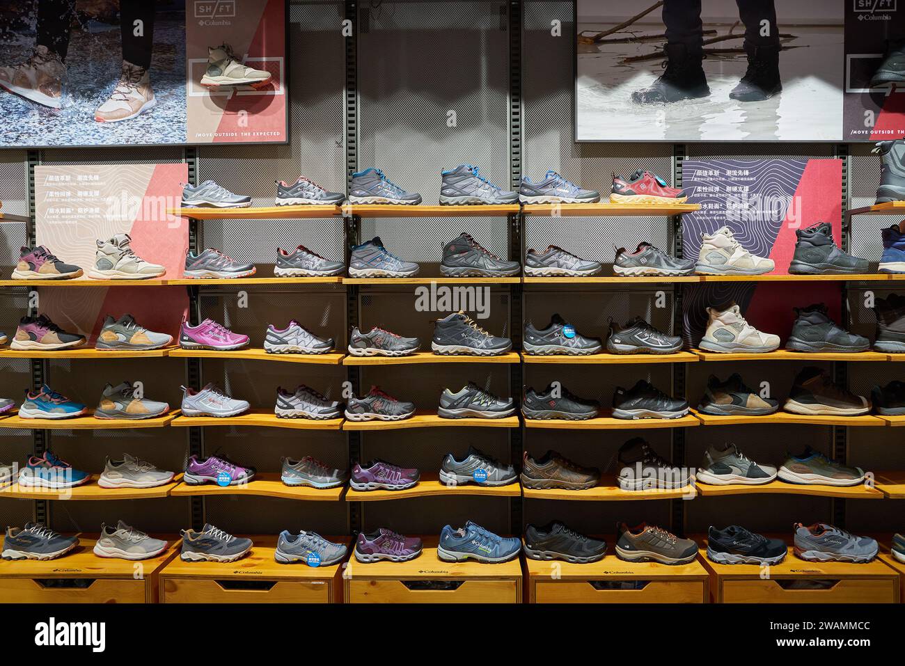 SHENZHEN, CHINE - 21 NOVEMBRE 2019 : chaussures Columbia Sportswear Company exposées dans un magasin à l'intérieur du centre commercial Maoye à Shenzhen. Banque D'Images