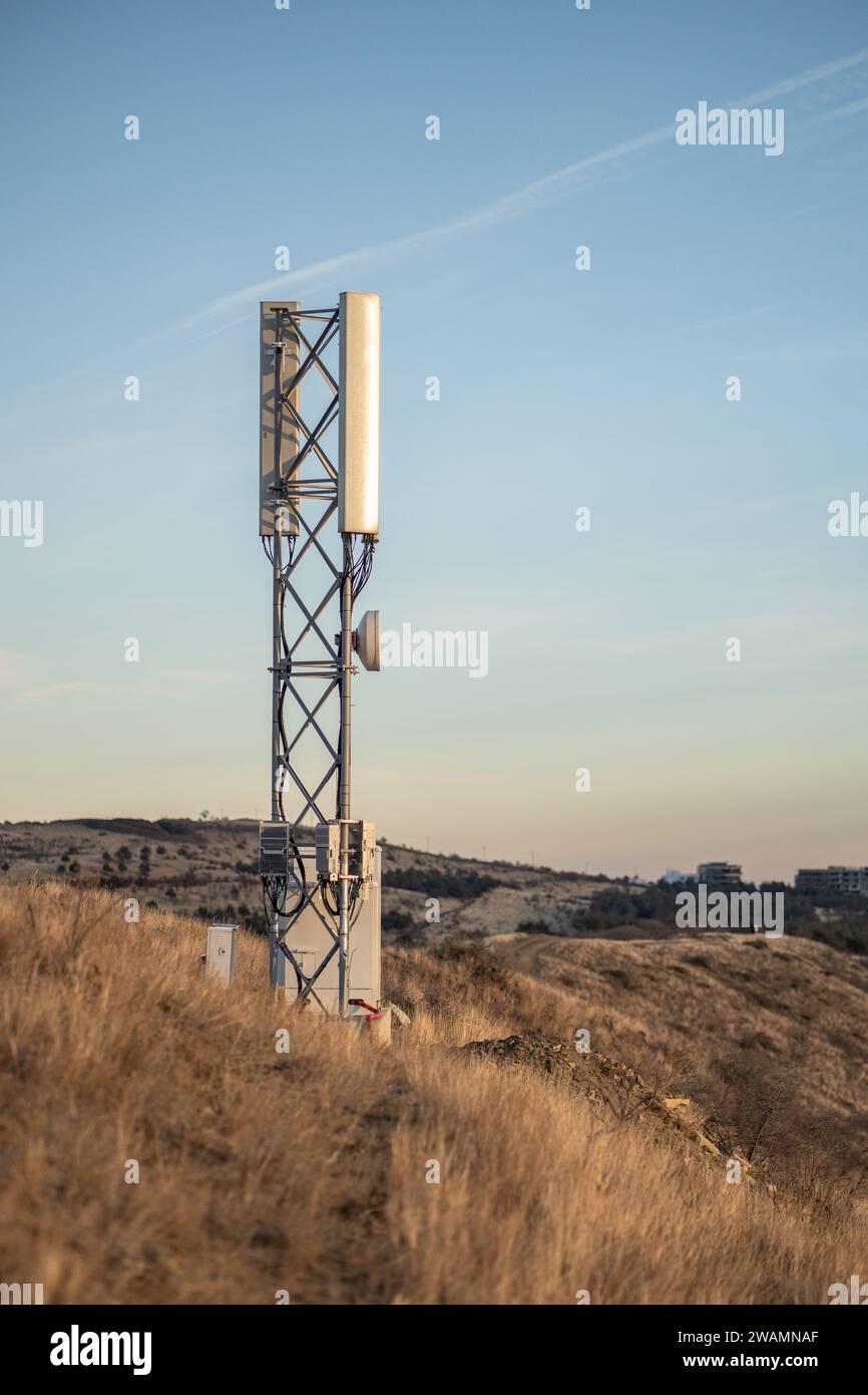Tour cellulaire 5G dans les montagnes, station de base cellulaire avec antenne mobile transmet des signaux. Banque D'Images