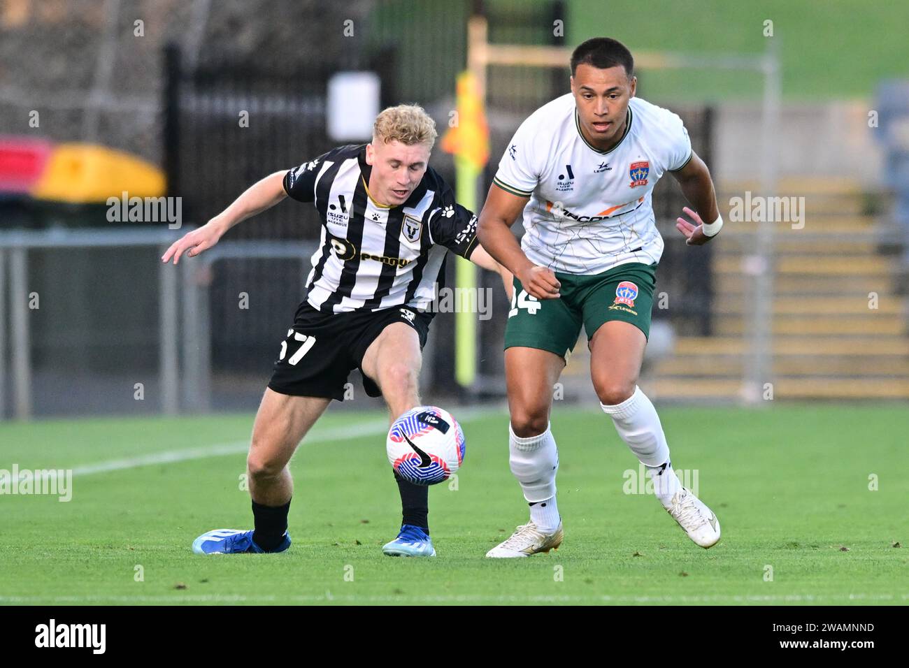 Leumeah, Australie. 05 janvier 2024. Jed Drew (à gauche) de l'équipe Macarthur FC et Dane James Ingham (à droite) de l'équipe Newcastle Jets sont vus en action lors du match de la saison 11 entre le Macarthur FC et Newcastle Jets masculin A-League 2023/24 au stade Campbelltown. Score final ; Newcastle Jets 1:1 Macarthur FC. Crédit : SOPA Images Limited/Alamy Live News Banque D'Images