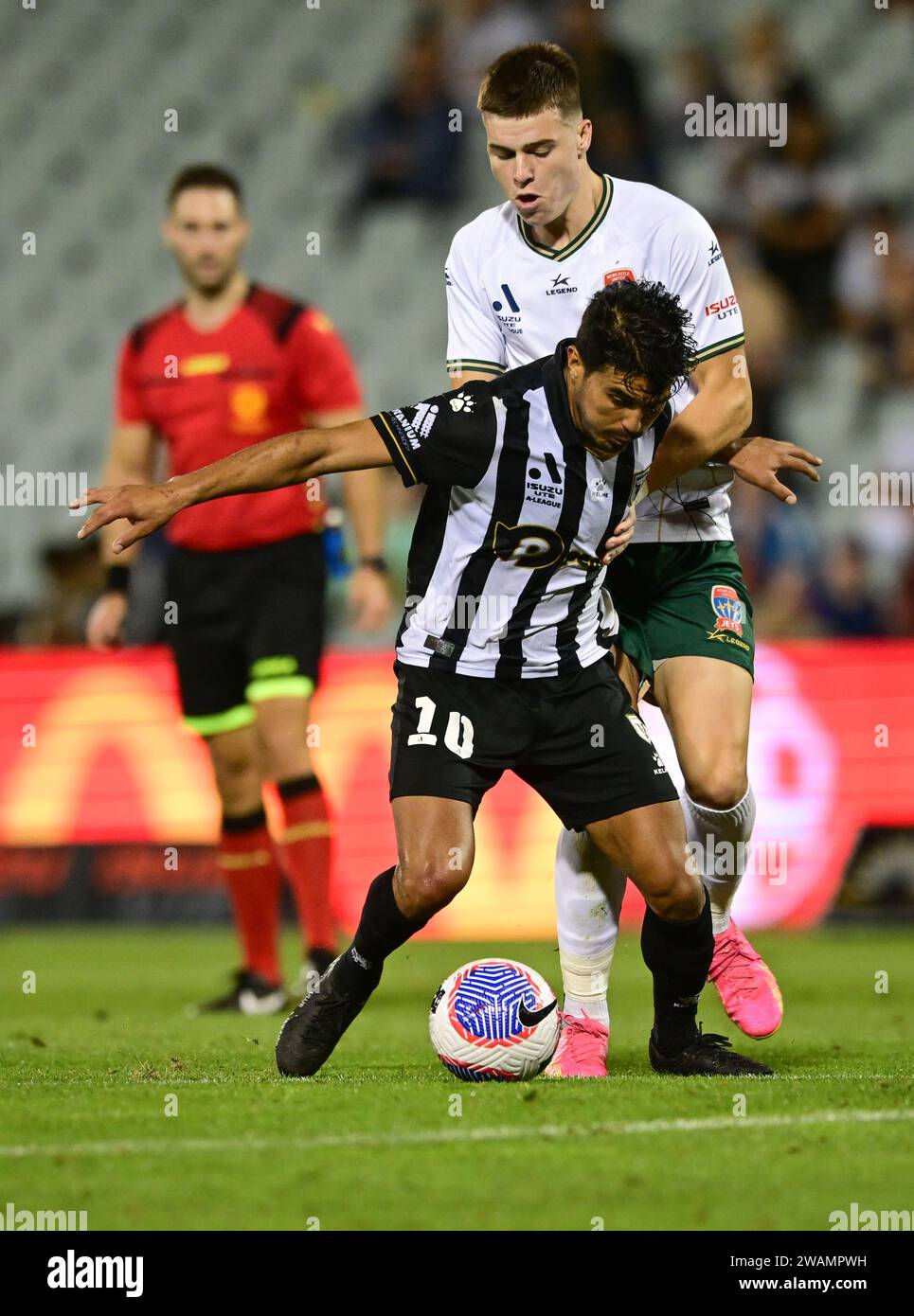 Leumeah, Australie. 05 janvier 2024. Ulises Alejandro Dávila Plascencia (avant) de l'équipe Macarthur FC et Justin Vidic (arrière) de l'équipe Newcastle Jets sont vus en action lors du match de la saison 2023/24 ronde 11 hommes entre Macarthur FC et Newcastle Jets qui s'est tenu au stade Campbelltown. Score final ; Newcastle Jets 1:1 Macarthur FC. (Photo Luis Veniegra/SOPA Images/Sipa USA) crédit : SIPA USA/Alamy Live News Banque D'Images