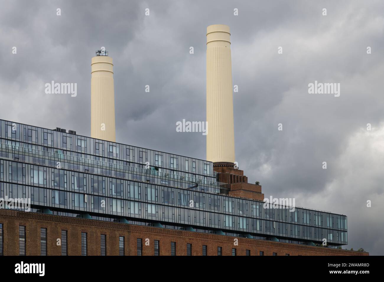 Londres, Royaume-Uni - 18 mars 2023 ; Battersea Power Station dans un temps orageux avec une paire de cheminées dominant au-dessus Banque D'Images