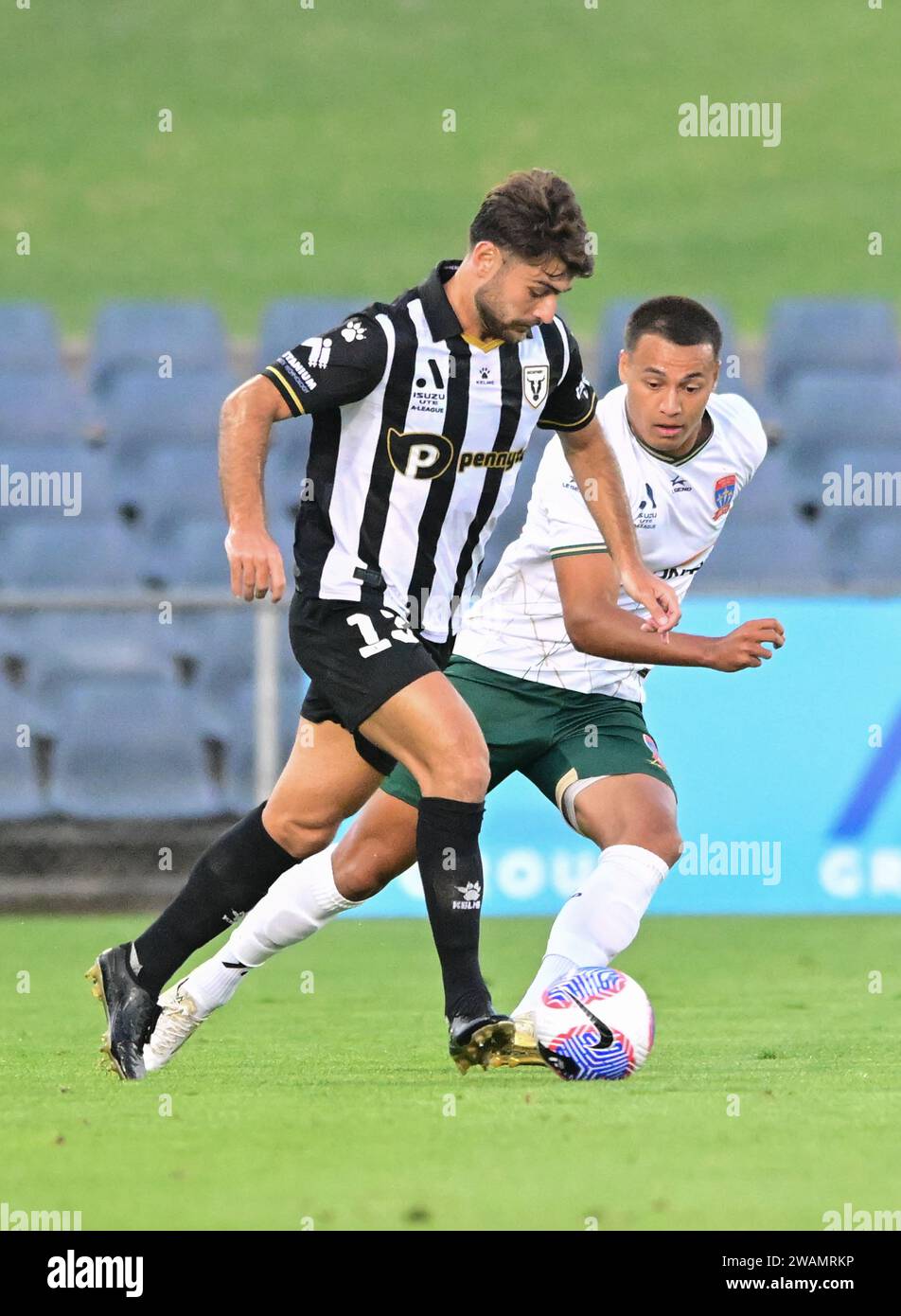 Leumeah, Australie. 05 janvier 2024. Ivan Vujica (à gauche) de l'équipe Macarthur FC et Dane James Ingham (à droite) de l'équipe Newcastle Jets vus en action lors du match de la saison 11 de la saison 2023/24 hommes entre Macarthur FC et Newcastle Jets qui s'est tenu au Campbelltown Stadium. Score final ; Newcastle Jets 1:1 Macarthur FC. (Photo Luis Veniegra/SOPA Images/Sipa USA) crédit : SIPA USA/Alamy Live News Banque D'Images