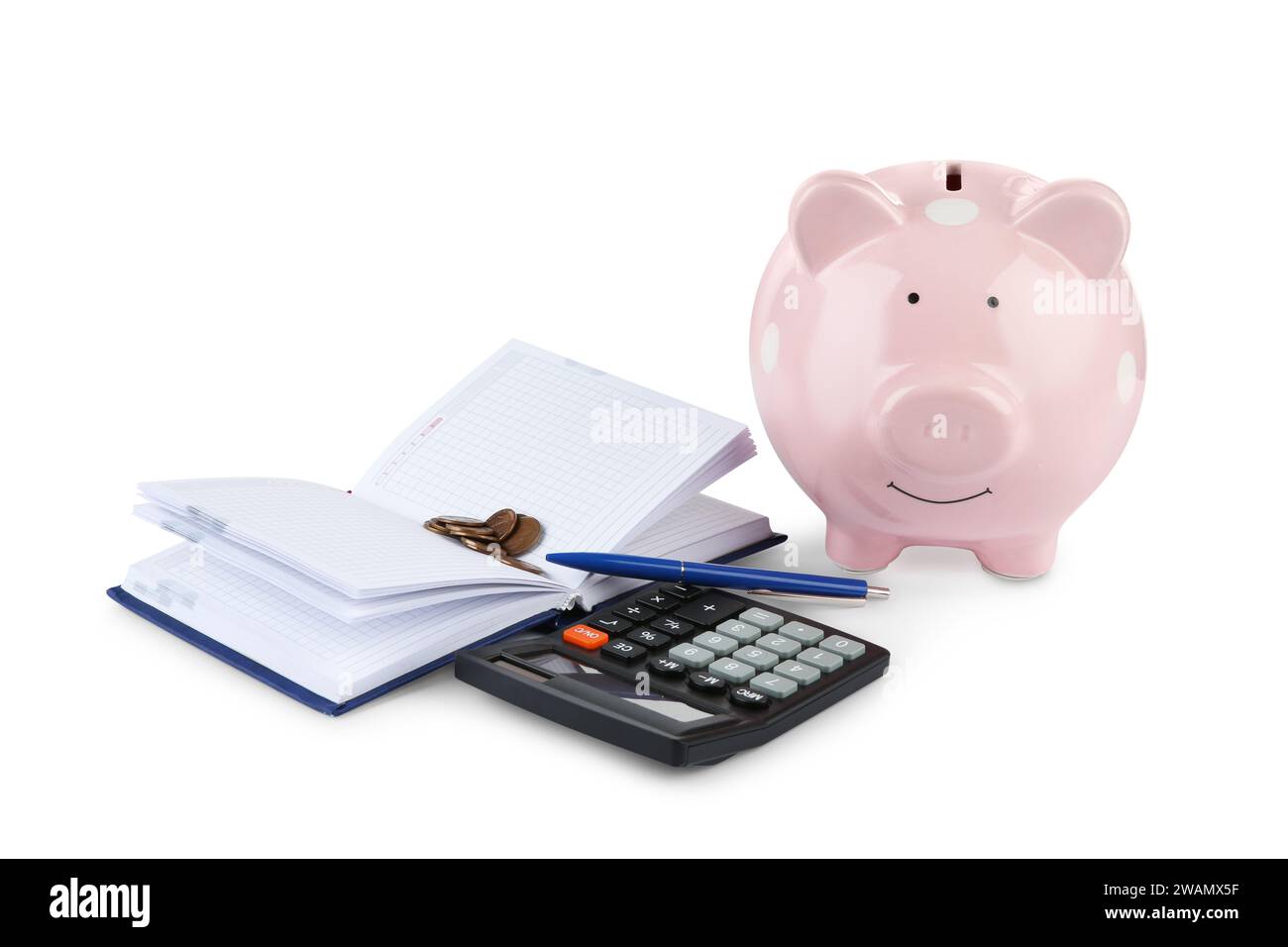 Calculatrice, tirelire rose, cahier, pièces de monnaie et stylo isolé sur blanc Banque D'Images