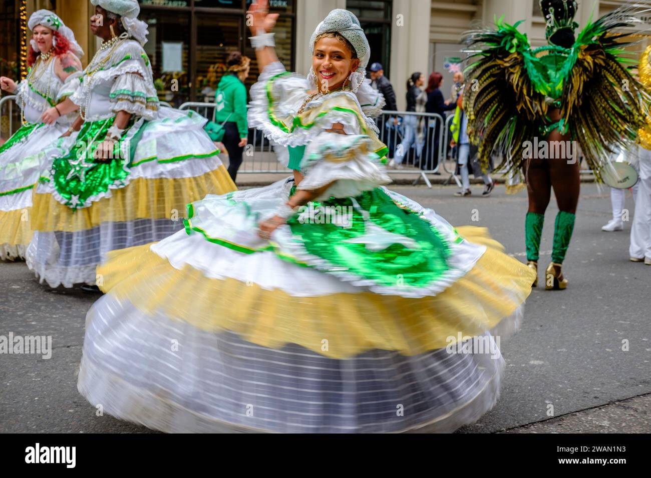 Les membres de la London School of Samba se rendent au début de la route pour le défilé du nouvel an de Londres 2024. Banque D'Images
