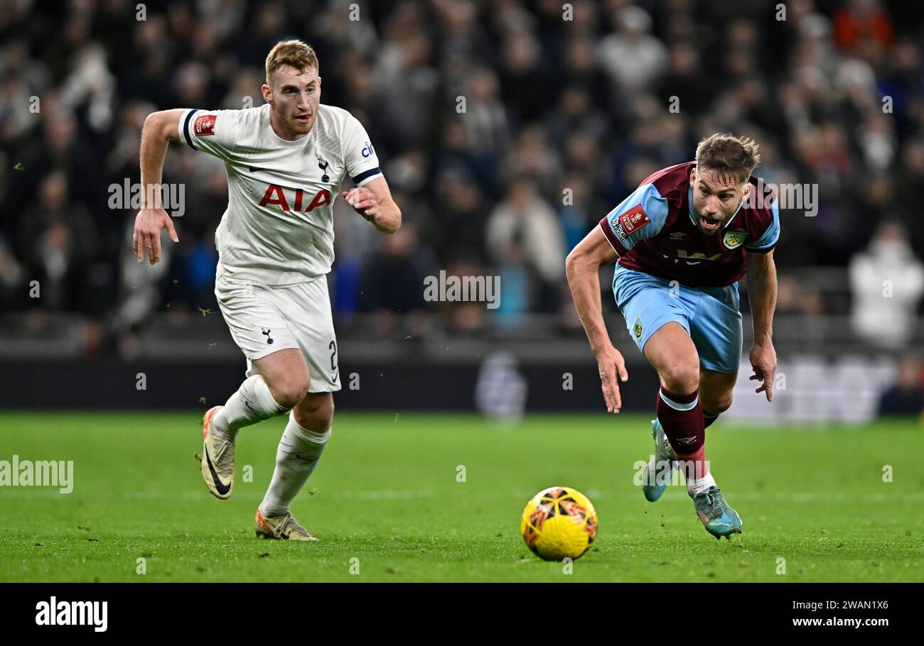 Londres, Royaume-Uni. 5 janvier 2024. Dejan Kulusevski (Tottenham) et Charlie Taylor (Burnley) lors du match de 3e tour de Tottenham V Burnley FC Emirates FA Cup au Tottenham Hotspur Stadium. Cette image est réservée À UN USAGE ÉDITORIAL. Licence requise de The football DataCo pour toute autre utilisation. Crédit : MARTIN DALTON/Alamy Live News Banque D'Images