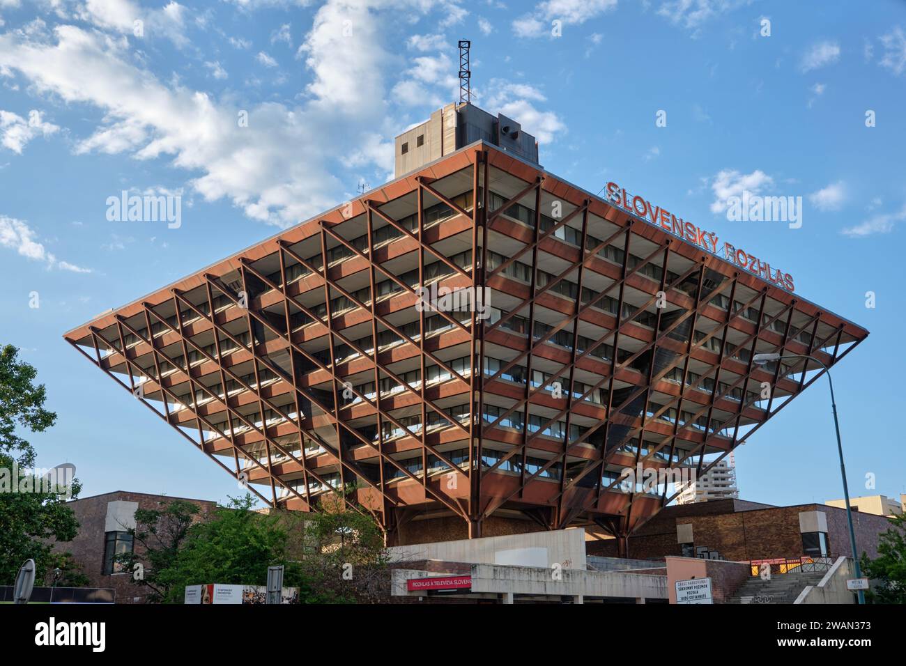 Bratislava, Slovaquie Bâtiment de la radio et de la télévision construit sous le régime socialiste en forme de pyramide inversée. Banque D'Images