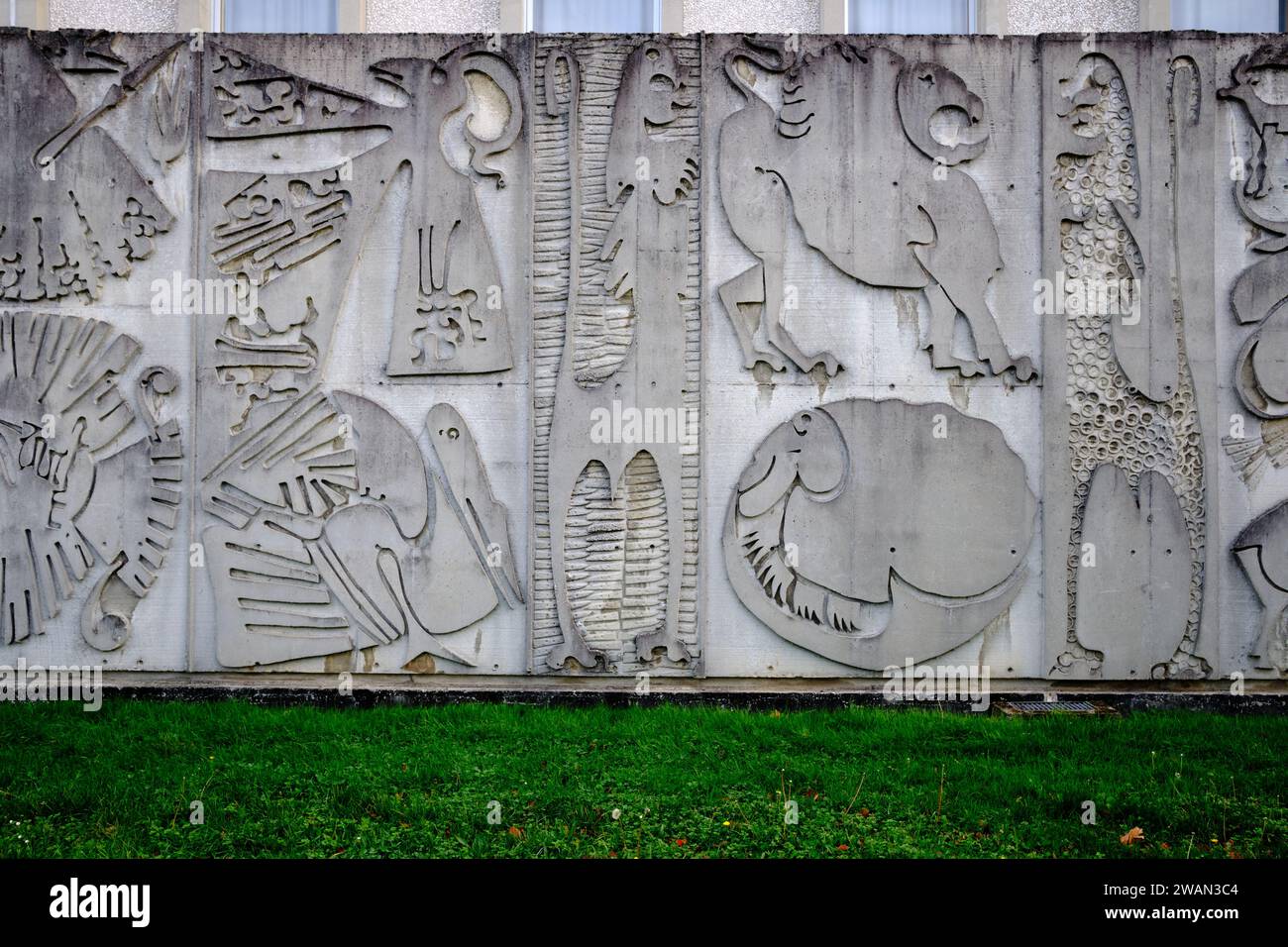 Détails de la fresque en béton à l'extérieur du bâtiment Darwin de l'Université de Lyon, France réalisée par Morog Banque D'Images