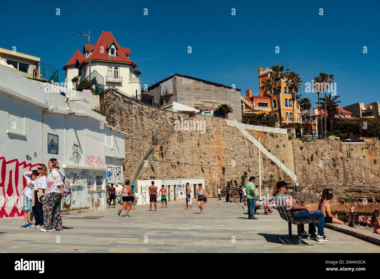 Vue sur le front de mer d'Estoril, au point de vue et à Praia da Azarujinha, à Estoril, Portugal Europe Banque D'Images