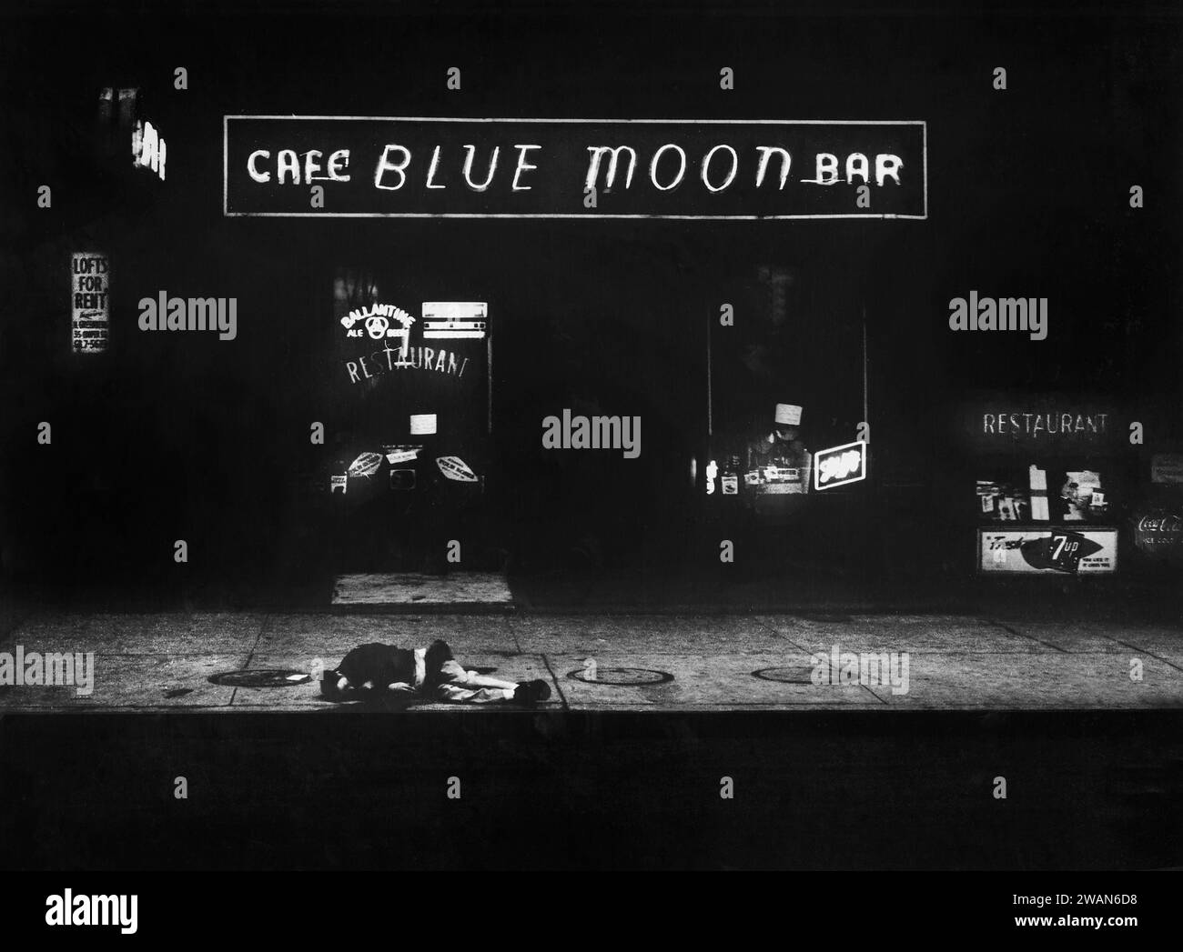 Homme couché sur le trottoir devant le bar avec un panneau au-dessus indiquant «Cafe Blue Moon Bar», New York City, New York, USA, Angelo Rizzuto, collection Anthony Angel, décembre 1957 Banque D'Images